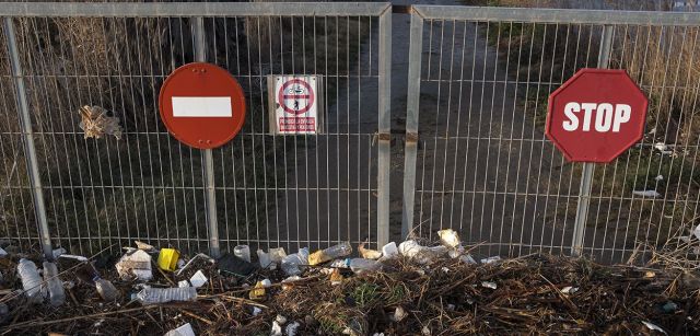 Basura expulsada por el oleaje acumulada en la entrada de una finca a cientos de metros de la costa / Foto: Josep Cano