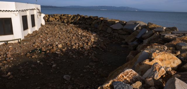 Una barrera de piedra y bloques de cemento protege un restaurante de un mar que no ha parado de acercarse al mismo durante años / Foto: Josep Cano