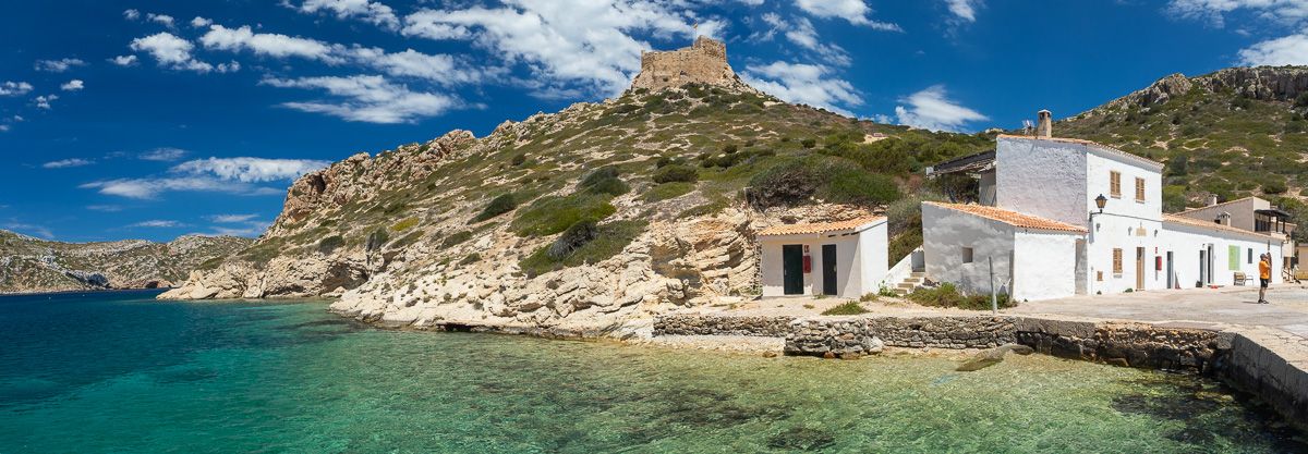 Vista del puerto natural de la isla, con el castillo dominando la bahía / Foto: Roger Rovira