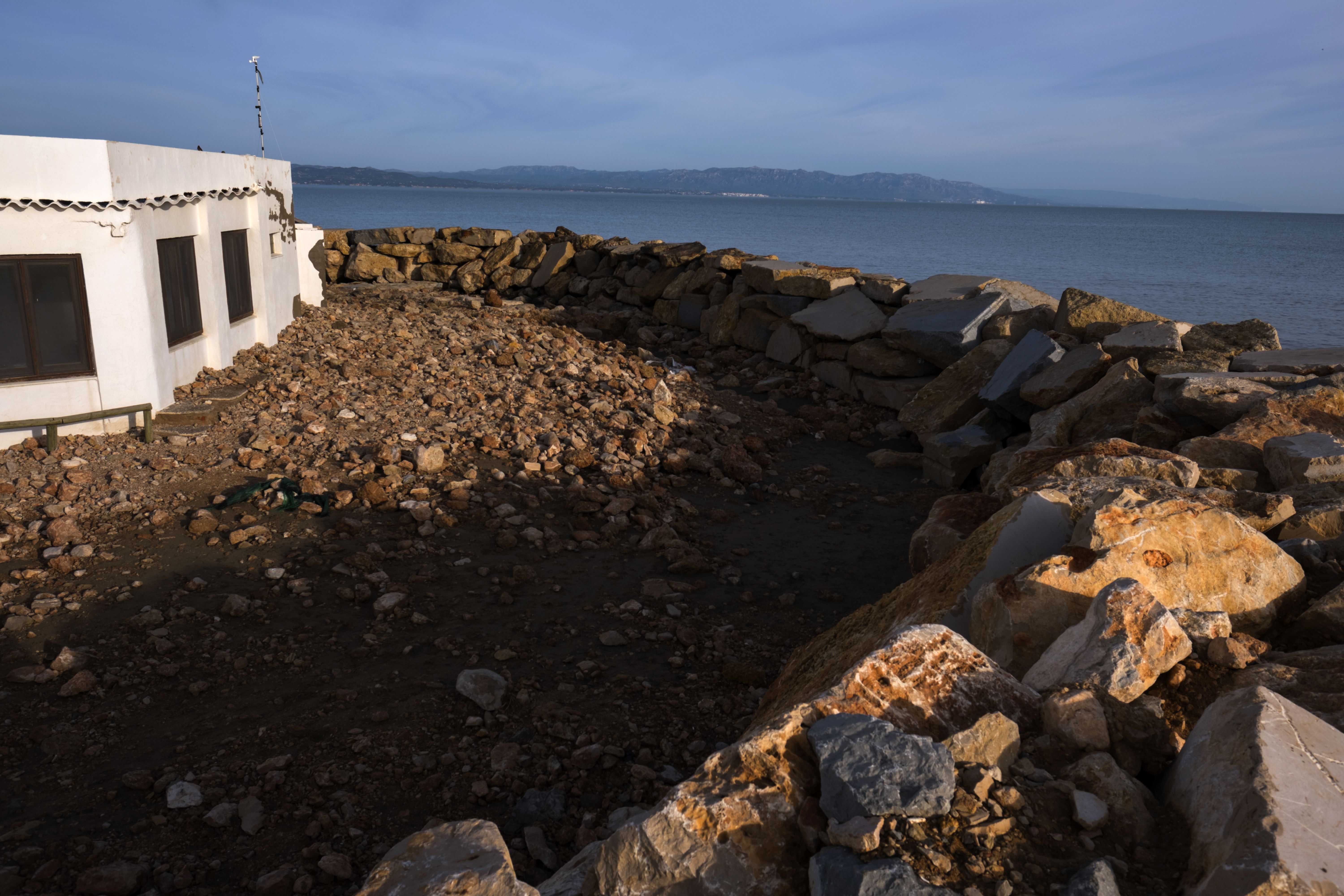 El restaurante Vascos, en la playa de la Marquesa, atrincherado tras una muralla de rocas y cemento que lo salva por ahora de la desaparición / Foto: Josep Cano