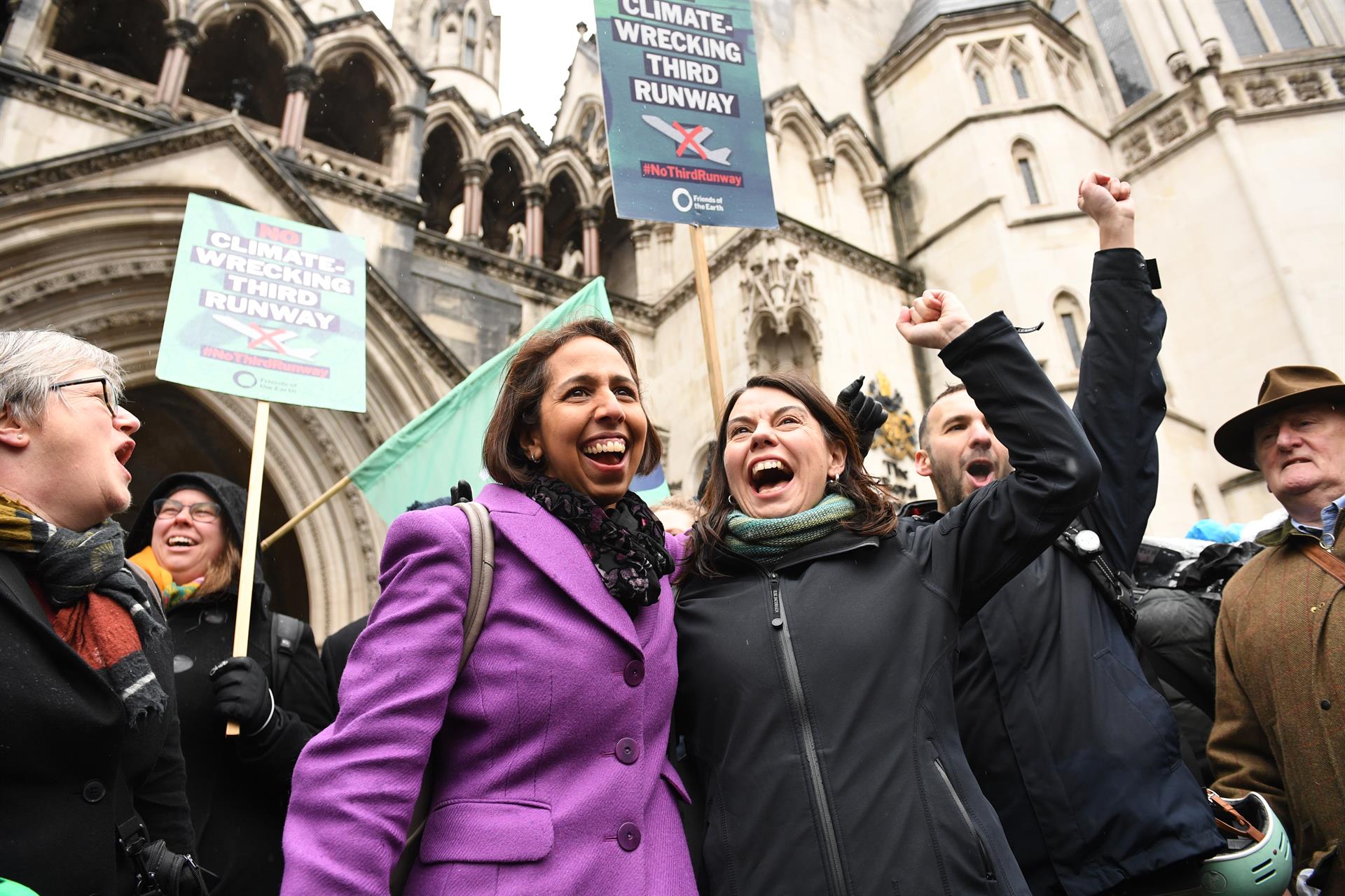 Manifestantes contra la ampliación celebrando el fallo del tribunal ante su sede en Londres / Foto: Stefan Rousseau - PA Wire - dpa