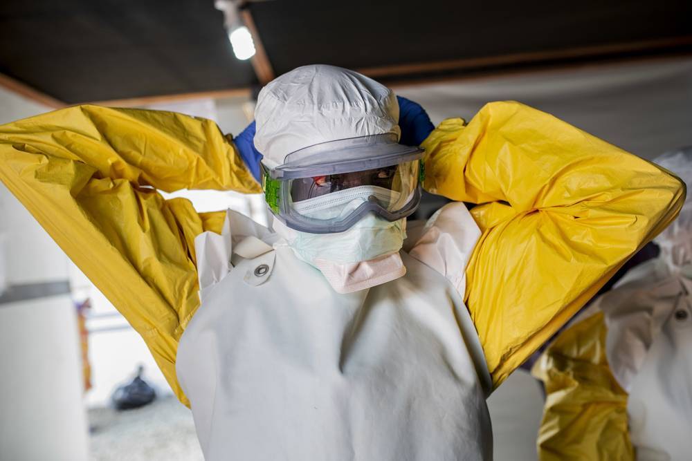 El personal sanitario se viste con el equipo de protección para entrar en zonas de alto riesgo / Foto: Pablo Garrigós - Médicos sin Fronteras