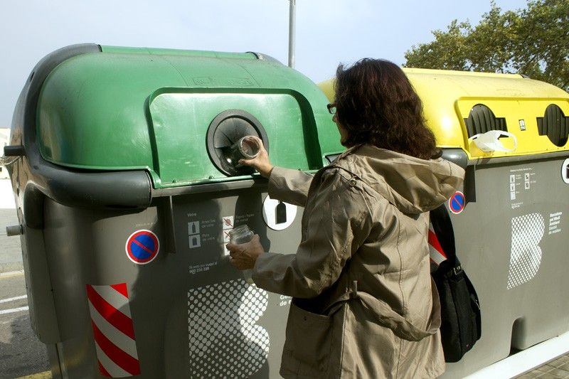 Una ciudadana deposita envases de vidrio en un contenedor verde de Barcelona / Foto: CF