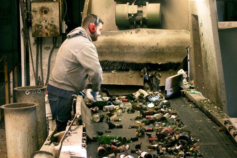 Un operario retira manualmente los impropios voluminosos, como las bolsas de plástico, en la planta de Santos Jorge en Mollet del Vallès / Foto: CF 