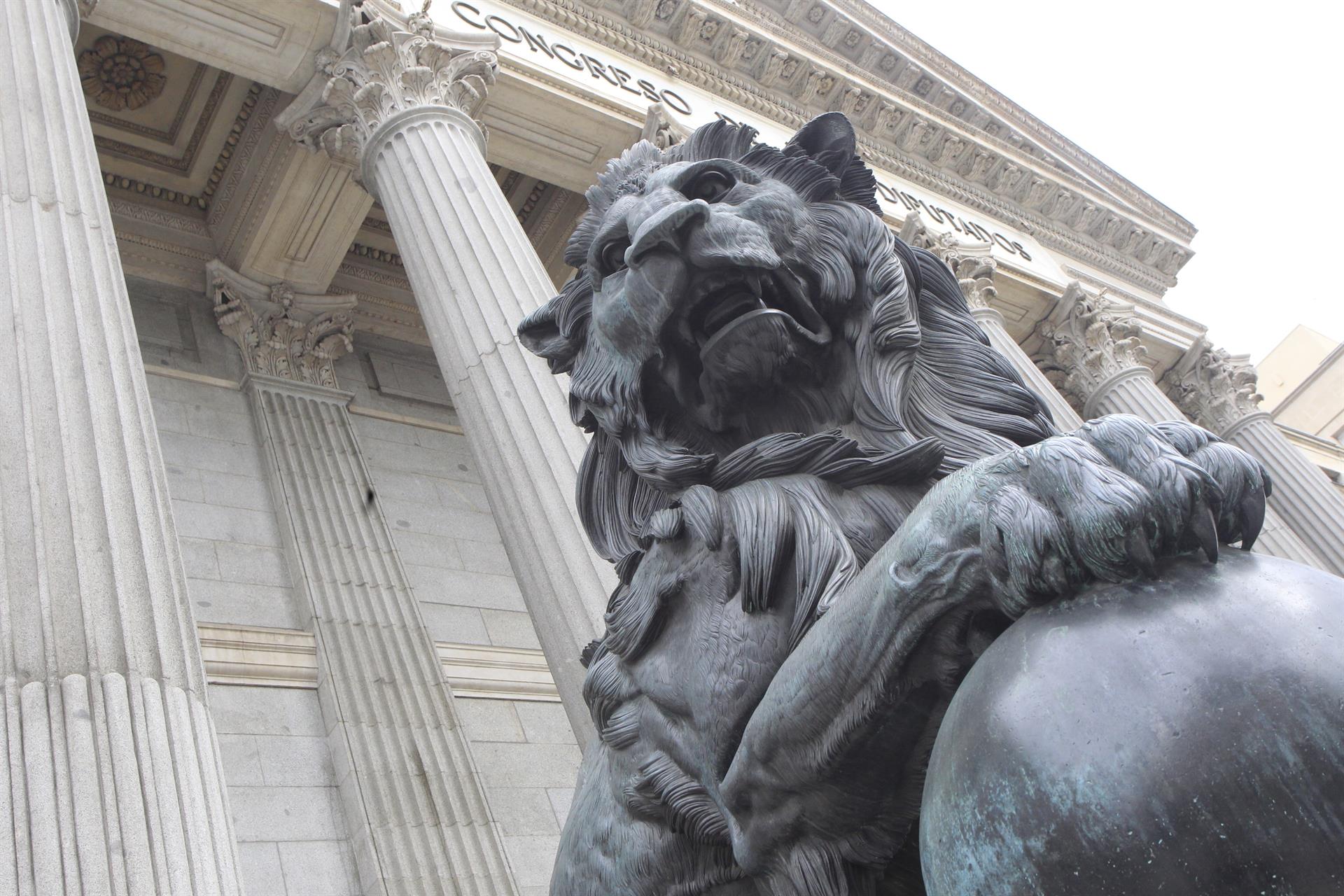 Leones en la entrada de honor del Congreso de los Diputados / Foto: EP