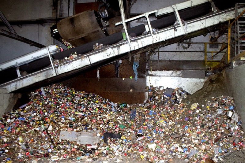 Uno de los primeros pasos del proceso de reciclaje consiste en separar mediante un imán los materiales férricos impropios / Foto: CF