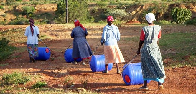Mujeres empujan los bidones de agua, con una capacidad de 90 litros cada uno / Foto: Hippo Water Roller Project