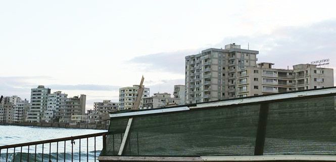 Edificios vacíos y deteriorados cerca de Famagusta, en la República Turca de Chipre del Norte / Foto: JMP