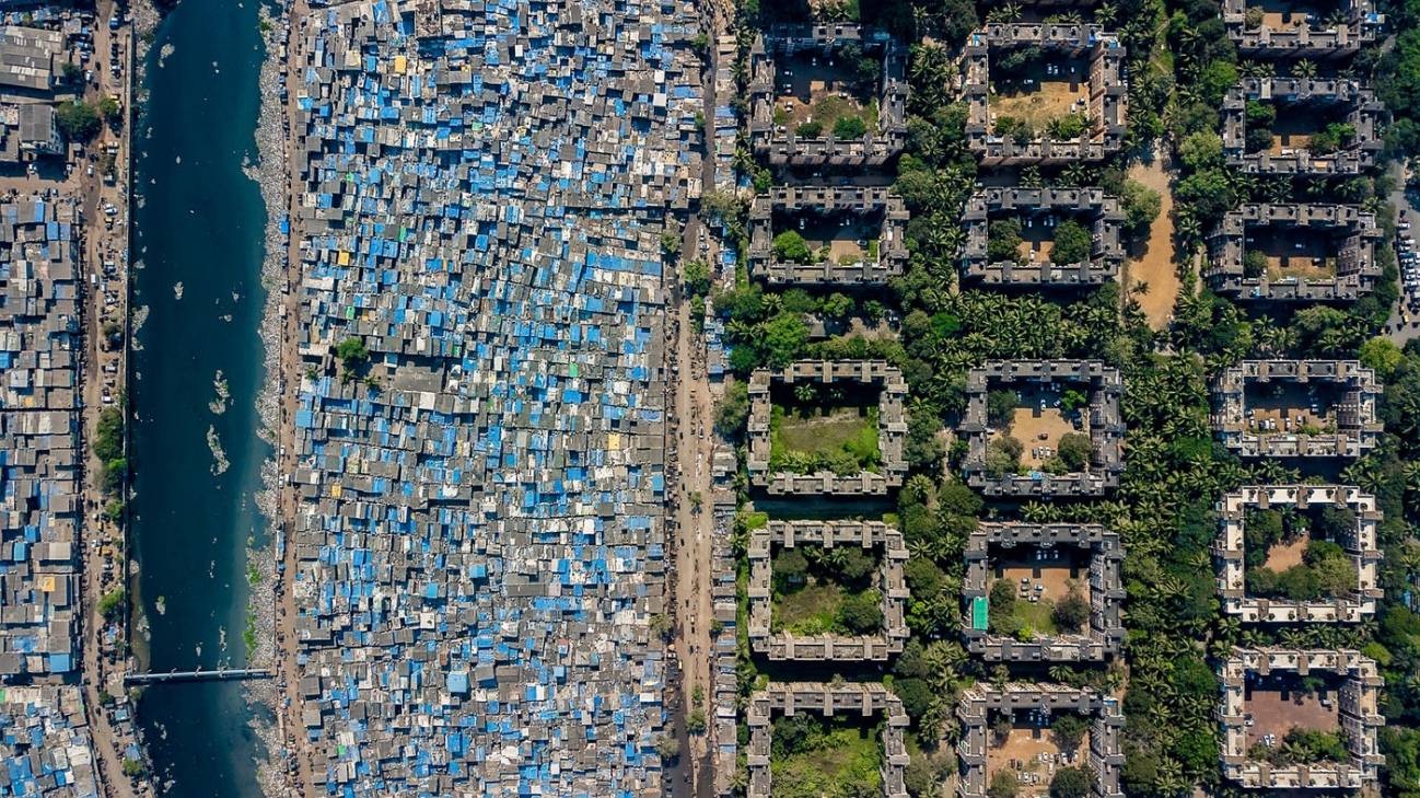 Contraste entre un barrio adinerado y un asentamiento informal en el Tercer Mundo / Foto: @johnny miller photography