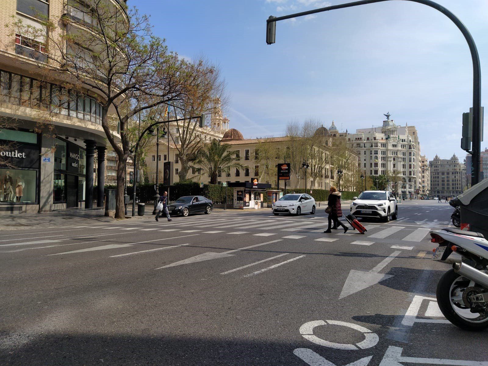 Circulación escasa estos días en los alrededores de la estación de tren de Valencia, en pleno centro / Foto: EP