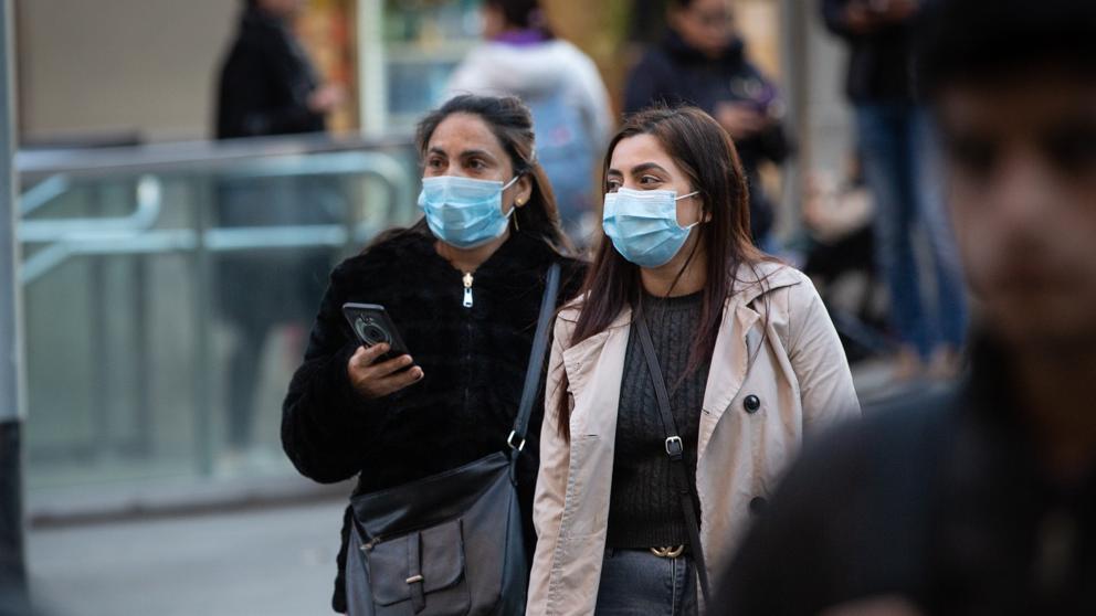 Ciudadanos protegidos con mascarillas por las calles de Barcelona / Foto: David Zorrakino - EP