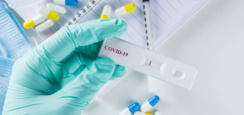 Los test rápidos son menos fiables pero permiten cribar a los pacientes con síntomas y liberar de trabajo a los sanitarios / Foto: SINC