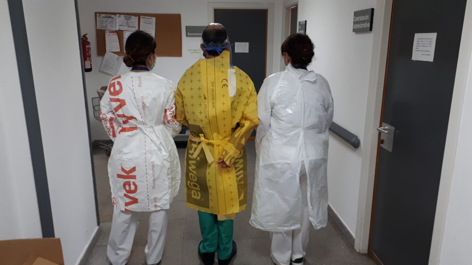 Personal sanitario protegido con equipos artesanales en un hospital español (distinto al citado en el artículo) / Foto: Anónimo