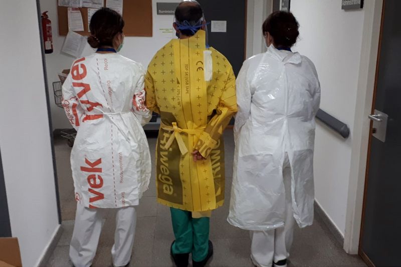 Sanitarios protegidos con batas artesanales ante la falta de medios en un hospital del que piden mantener el anonimato / Foto: Anónimo