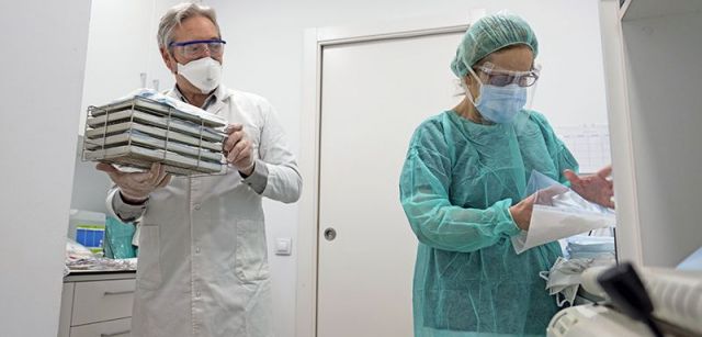 Personal sanitario desinfectando material de protección en una clínica de Polinyà (Barcelona) / Foto: Josep Cano