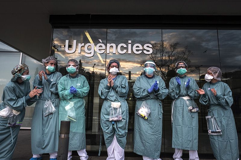 Personal del hospital de Mollet del Vallès (Barcelona) devolviendo los aplausos que les dedican cada tarde los cuerpos de seguridad / Foto: Josep Cano