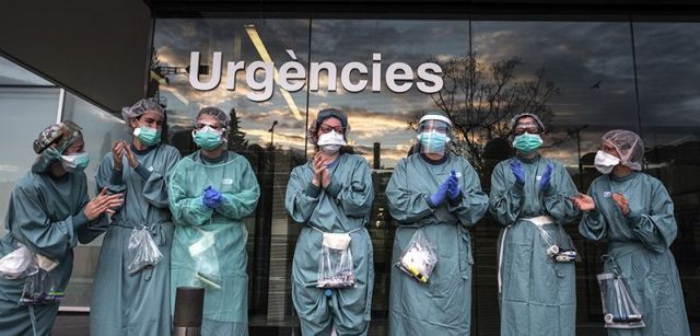 Personal del hospital de Mollet del Vallès (Barcelona) devolviendo los aplausos que les dedican cada tarde los cuerpos de seguridad / Foto: Josep Cano