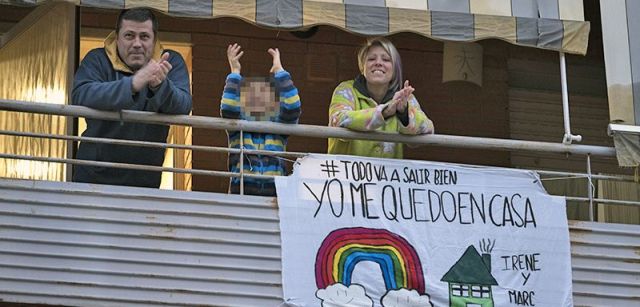 Vecinos de Polinyà (Barcelona) aplaudiendo para agradecer su labor al personal sanitario desde su balcón durante el confinamiento / Foto: Josep Cano