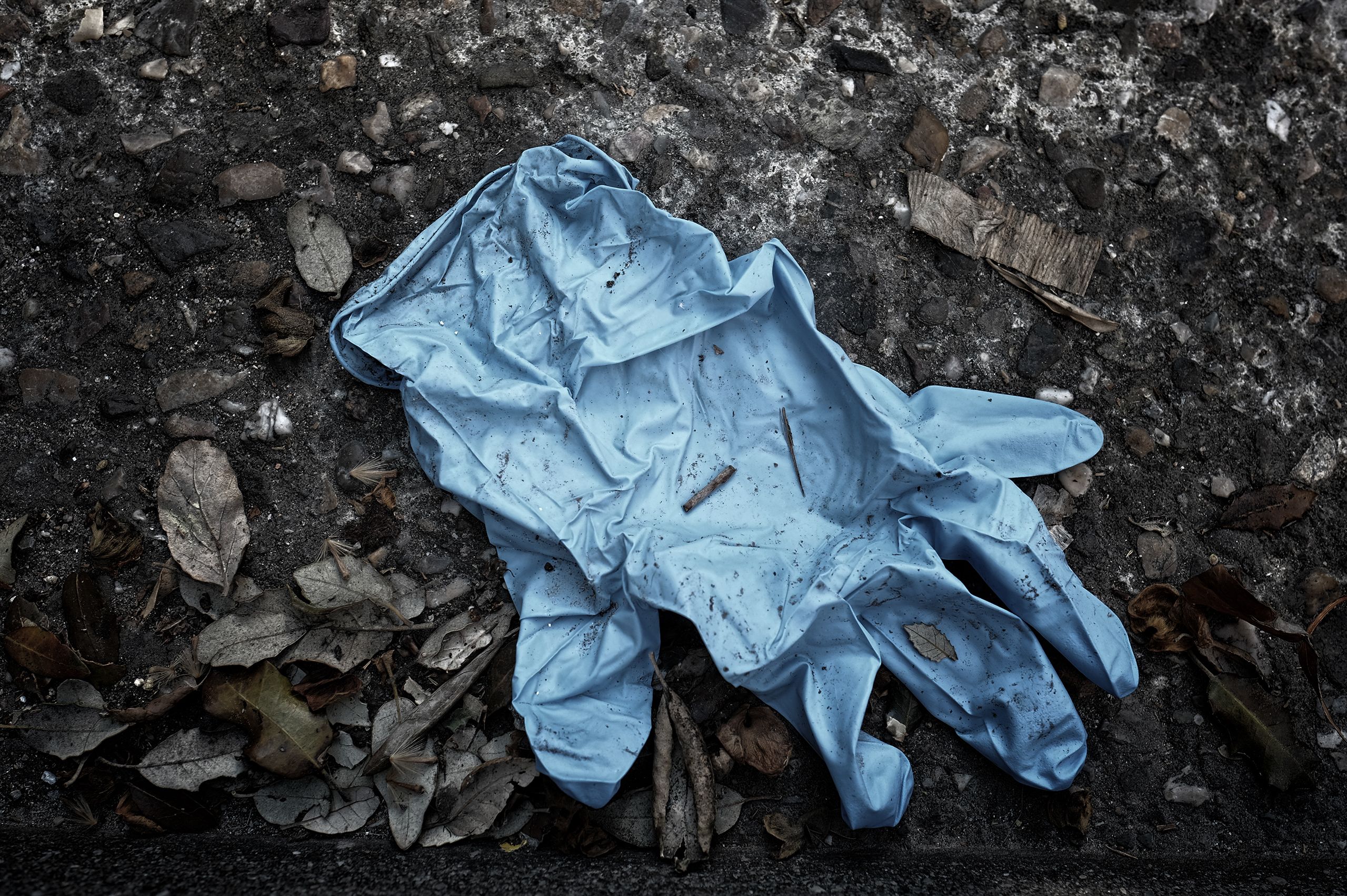 Guantes de protección contra el contagio del COVID-19 tirados en una calle barcelonesa / Foto: Josep Cano