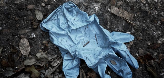 Guantes de protección contra el contagio del COVID-19 tirados en una calle barcelonesa / Foto: Josep Cano