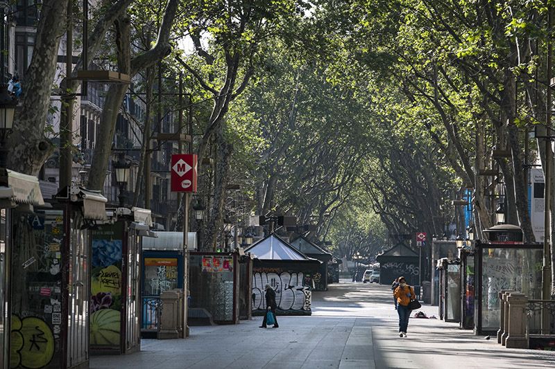 La Rambla de Barcelona, habitualmente atestada de paseantes y turistas, vacía a media mañana / Foto: Josep Cano