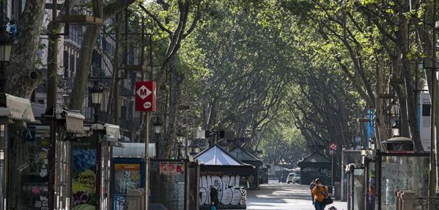 La Rambla de Barcelona, habitualmente atestada de paseantes y turistas, vacía a media mañana / Foto: Josep Cano