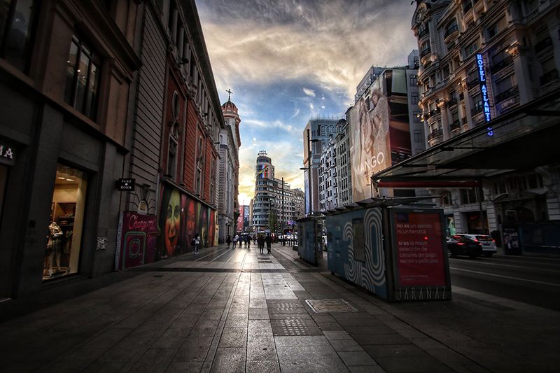 Aspecto inusual de la Gran Vía de Madrid, con escasos paseantes / Foto: Juan Aranaz