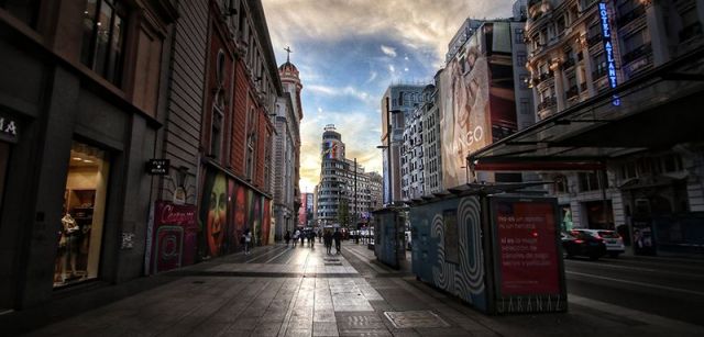 Aspecto inusual de la Gran Vía de Madrid, con escasos paseantes / Foto: Juan Aranaz