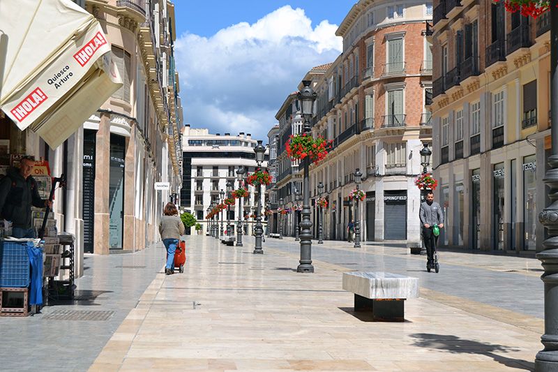 Aspecto desierto de la calle Larios, arteria más animada de Málaga / Foto: Néstor Cenizo
