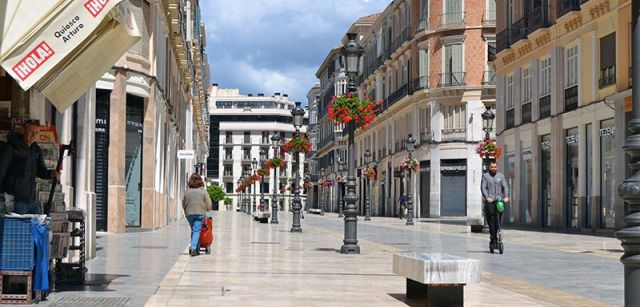 Aspecto desierto de la calle Larios, arteria más animada de Málaga / Foto: Néstor Cenizo