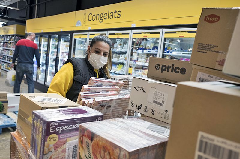 Empleada de un supermercado en Santa Perpètua de Mogoda (Barcelona) protegiendo su rostro de posibles contagios / Foto: Josep Cano