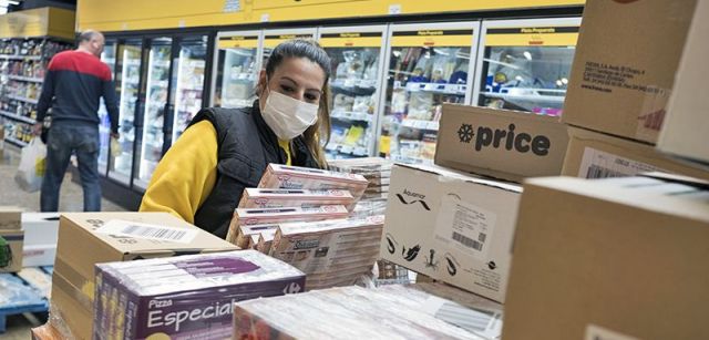 Empleada de un supermercado en Santa Perpètua de Mogoda (Barcelona) protegiendo su rostro de posibles contagios / Foto: Josep Cano