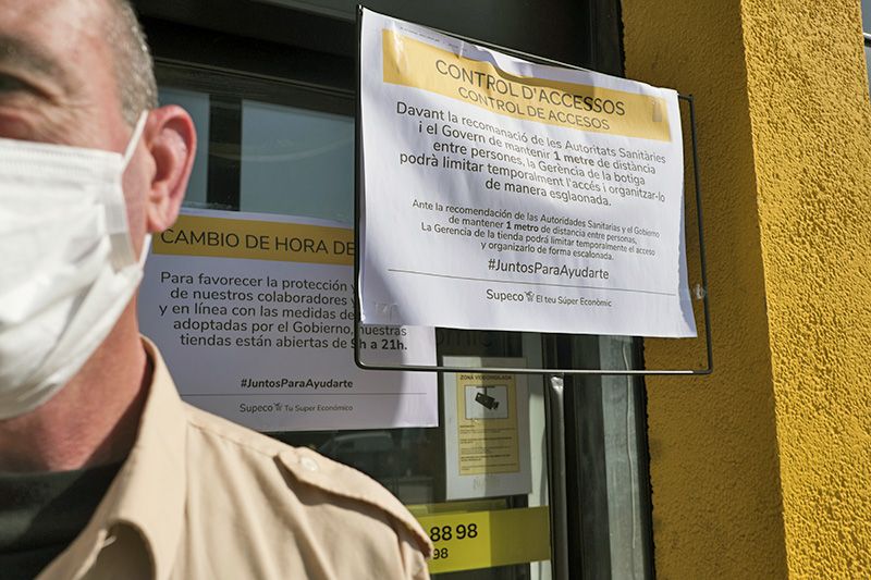 Medidas de seguridad consignadas en la entrada de un supermercado barcelonés / Foto: Josep Cano