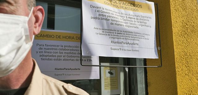 Medidas de seguridad consignadas en la entrada de un supermercado barcelonés / Foto: Josep Cano