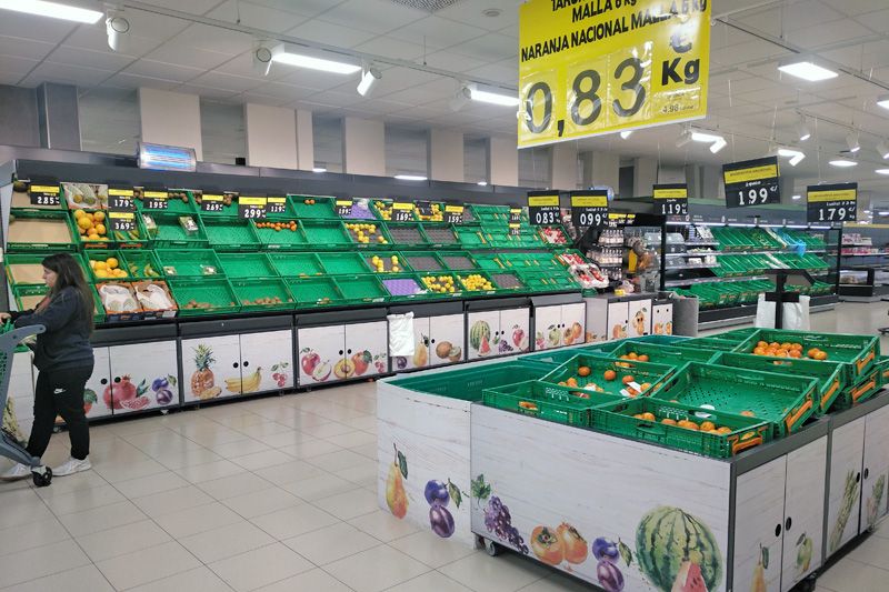 Estantes de frutas y verduras casi vacíos en un supermercado en el área metropolitana de Barcelona / Foto: F.F.M.