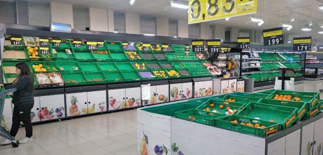 Estantes de frutas y verduras casi vacíos en un supermercado en el área metropolitana de Barcelona / Foto: F.F.M.