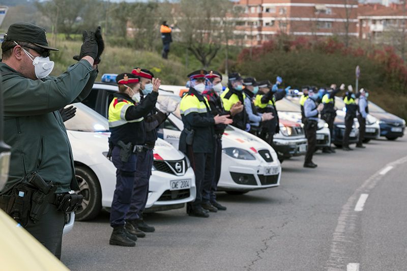 Miembros de cuerpos policiales aplaudiendo a los sanitarios del hospital de Mollet del Vallès (Barcelona) / Foto: Josep Cano