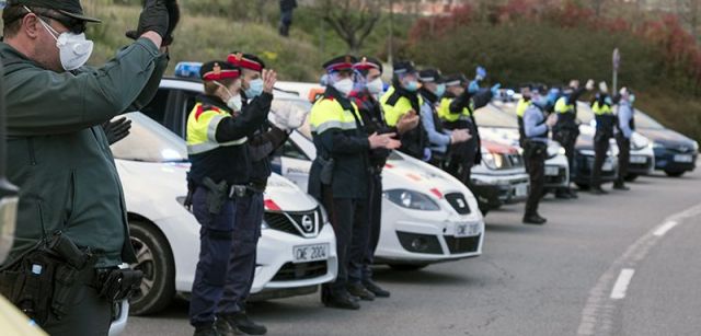 Miembros de cuerpos policiales aplaudiendo a los sanitarios del hospital de Mollet del Vallès (Barcelona) / Foto: Josep Cano