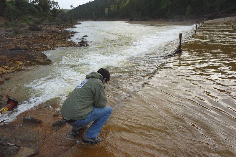 Recogida de muestras en el río Odiel (Huelva). Los análisis confirman que no es apto para bañistas / Foto: WWF España