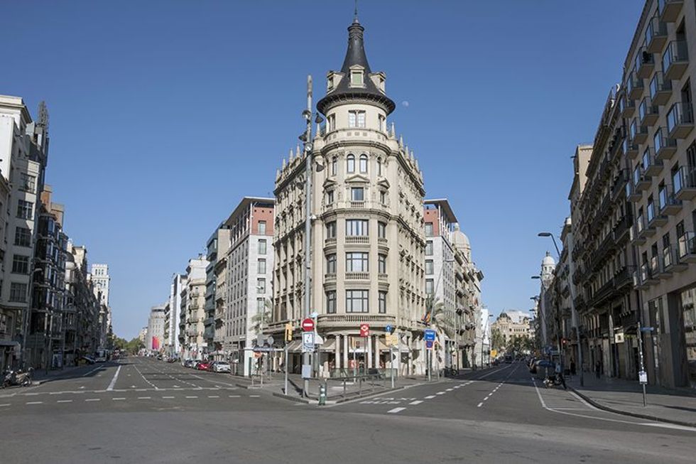 Cruce de las calles Pelai y Balmes, en pleno corazón de Barcelona, habitualmente un hervidero de tráfico y peatones / Foto: Josep Cano