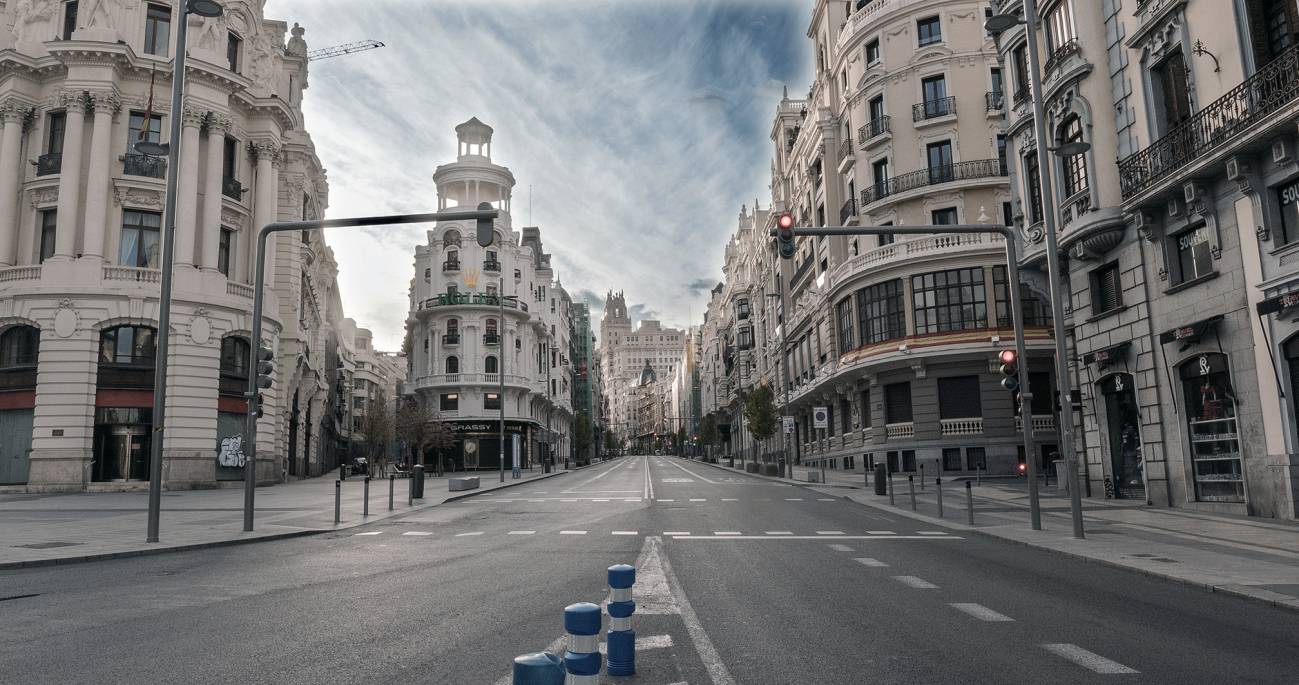 La Gran Vía de Madrid desierta debido al estado de alarma forzado por la pandemia / Foto: Adobe Stock