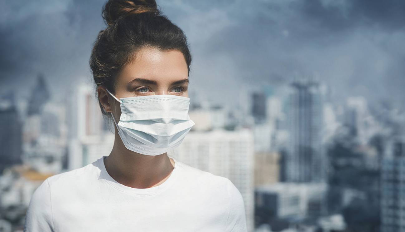 La exposición a aire contaminado también debilita el sistema respiratorio ante el virus / Foto: Adobe Stock