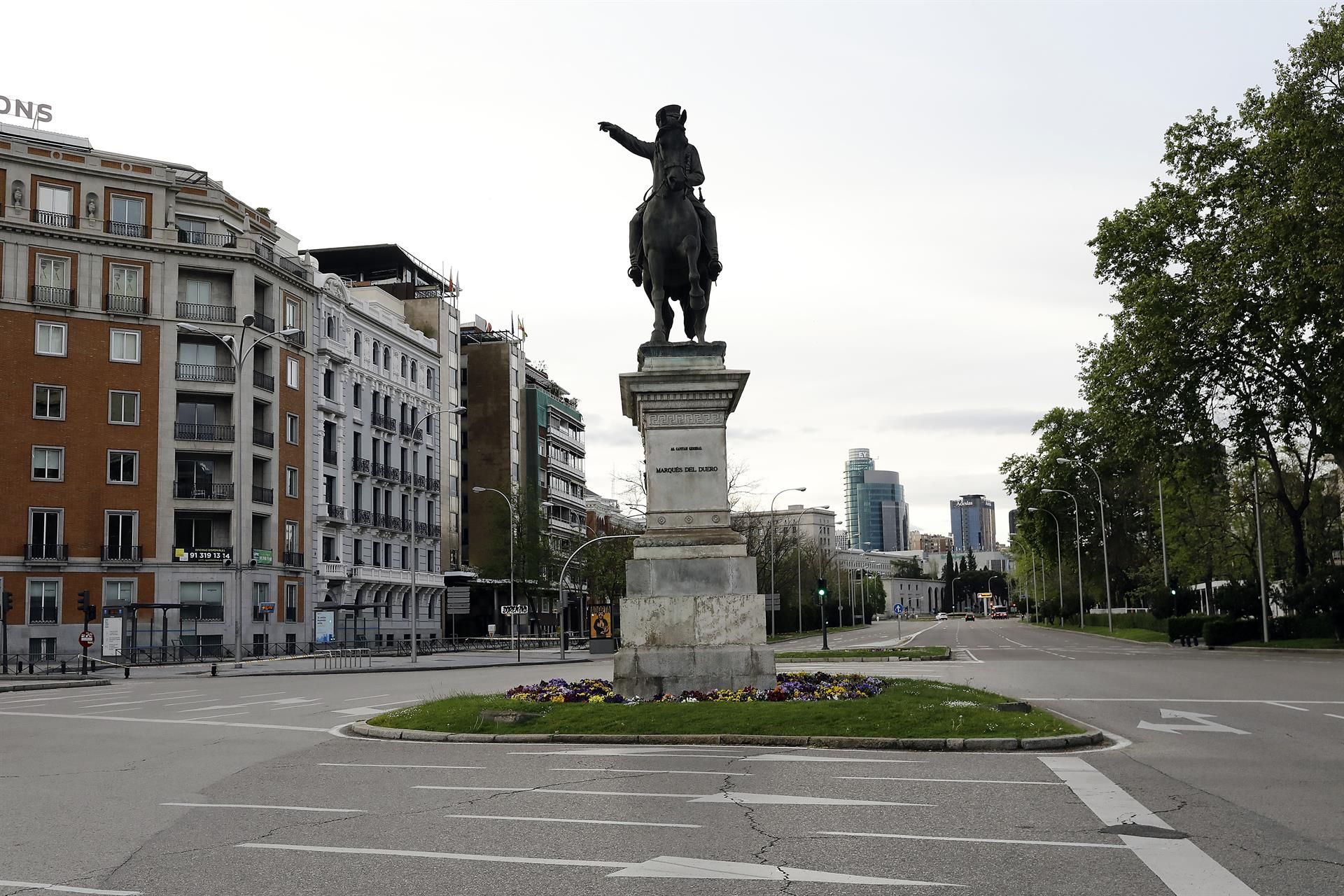 El paseo de la Castellana de Madrid, inéditamente vacío de vehículos / Foto: Josefina Blanco - EP