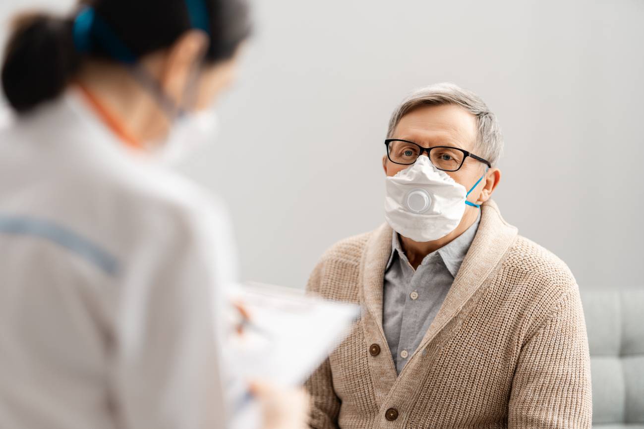 Una profesional atendiendo a un paciente en un centro sanitario / Foto: Adobe Stock