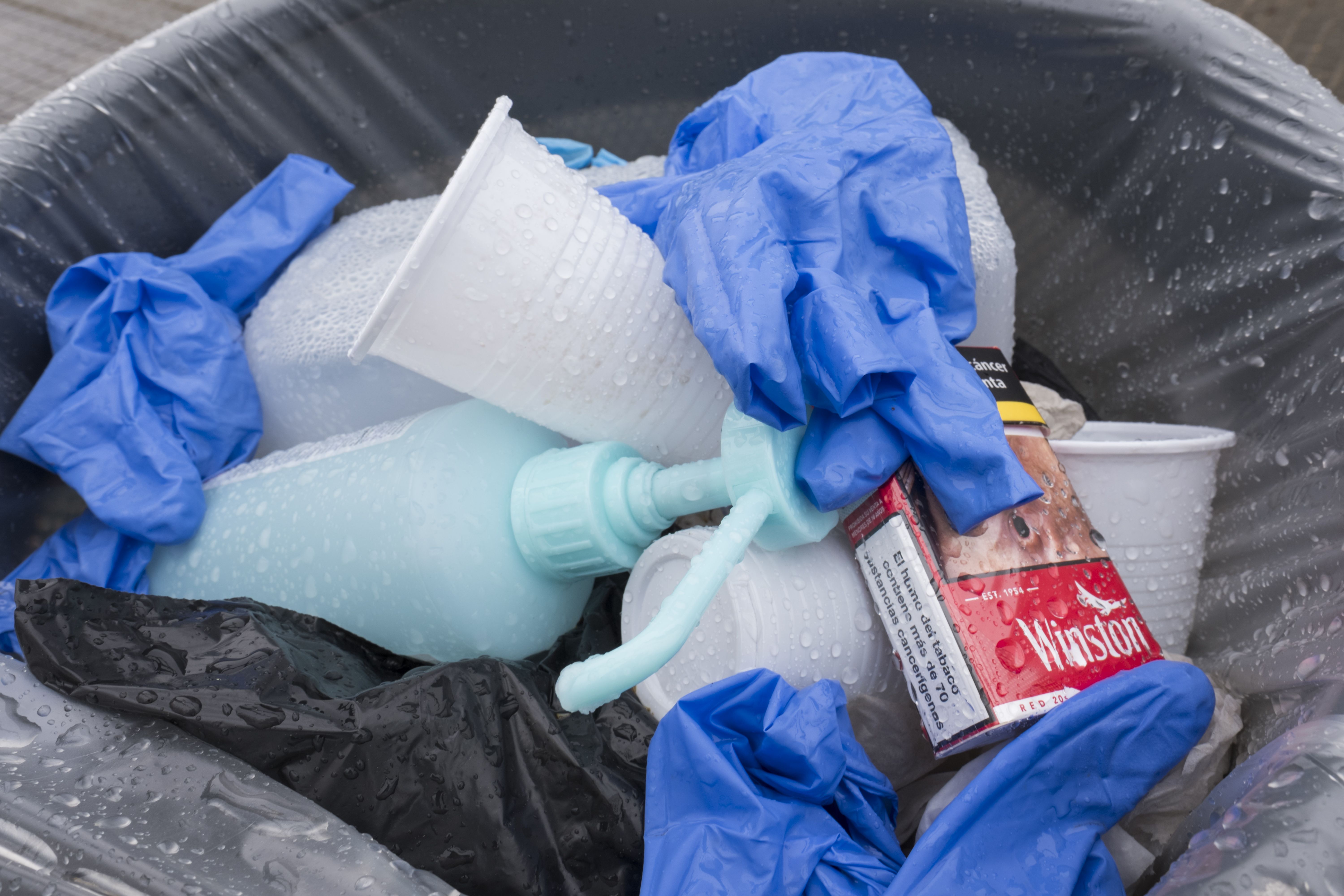 Residuos plásticos de un solo uso relacionados con la pandemia en una papelera / Foto: Josep Cano