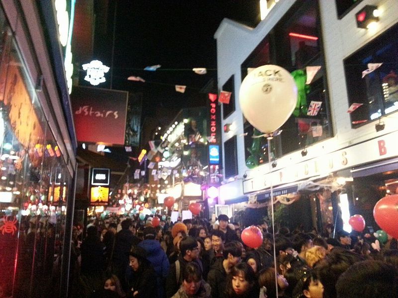 Ambiente nocturno en el distrito de Itaewon antes de la llegada de la pandemia / Foto: Wikipedia