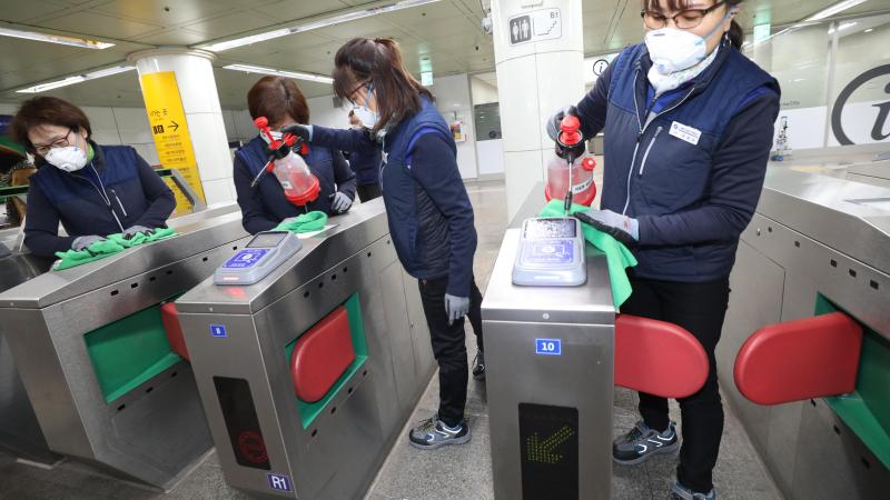 Tareas de limpieza en los accesos al transporte público en Seúl (Corea del Sur) / Foto: EP