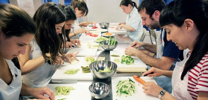 Alumnos en una clase aprendiendo a preparar 'sushi' / Foto: Cookiteca