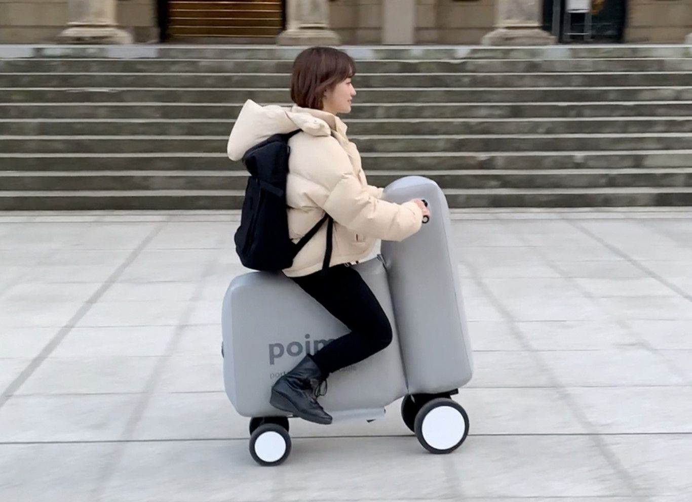 Una chica circulando con el prototipo de vehículo hinchable / Foto: Universidad de Tokio