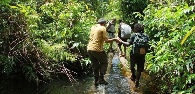 Turista y anfitrión en Rico Celeste, Costa Rica / Foto: Tarannà